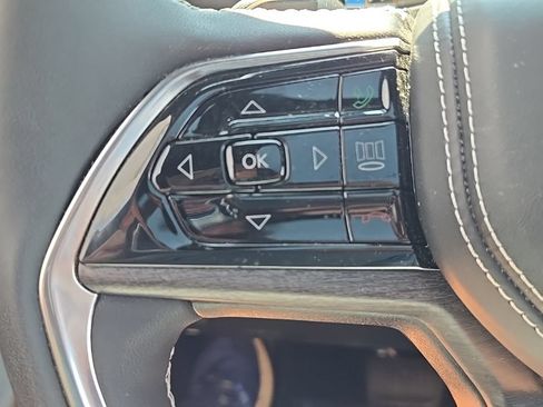 Used 2023 Jeep Grand Cherokee Overland AWD/4WD image 28
