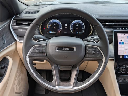 Used 2025 Jeep Grand Cherokee Limited image 24