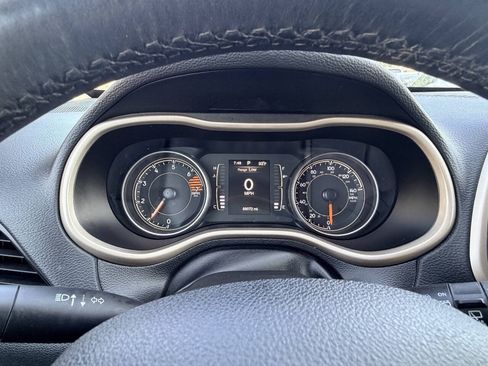 Used 2016 Jeep Cherokee Latitude AWD/4WD image 2