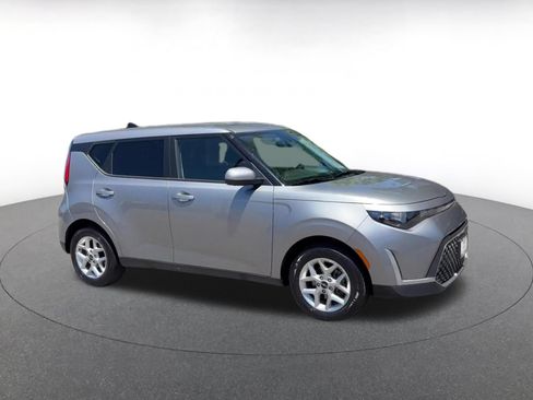 Used 2025 Kia Soul LX w/ LX Technology Package FWD image 2