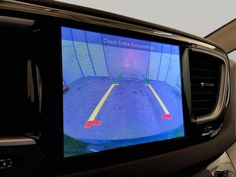 Used 2017 Chrysler Pacifica Touring FWD image 20
