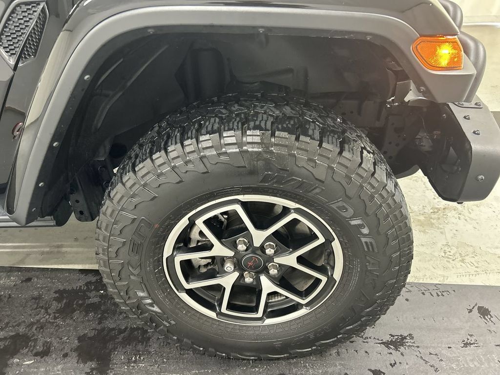 Used 2024 Jeep Gladiator Rubicon w/ Technology Group AWD/4WD image 8
