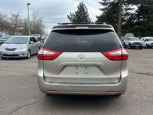 Used 2015 Toyota Sienna XLE Premium FWD image 4