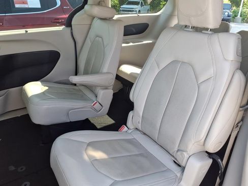 Used 2021 Chrysler Pacifica Touring-L FWD image 13