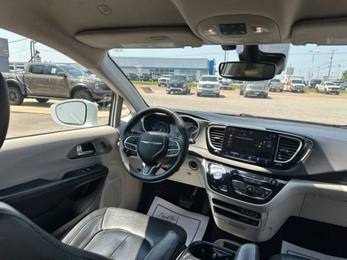 Used 2022 Chrysler Pacifica Touring-L FWD image 15