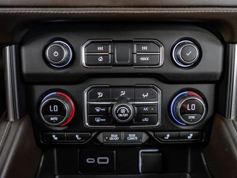 Used 2021 Chevrolet Suburban Z71 w/ Z71 Off-Road Package AWD/4WD image 25
