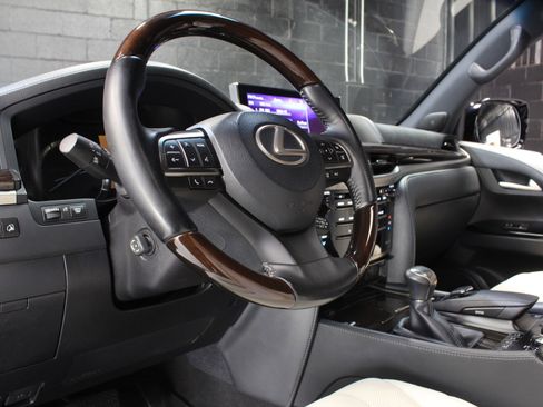 Used 2019 Lexus LX 570 4WD w/ Inspiration Series image 27