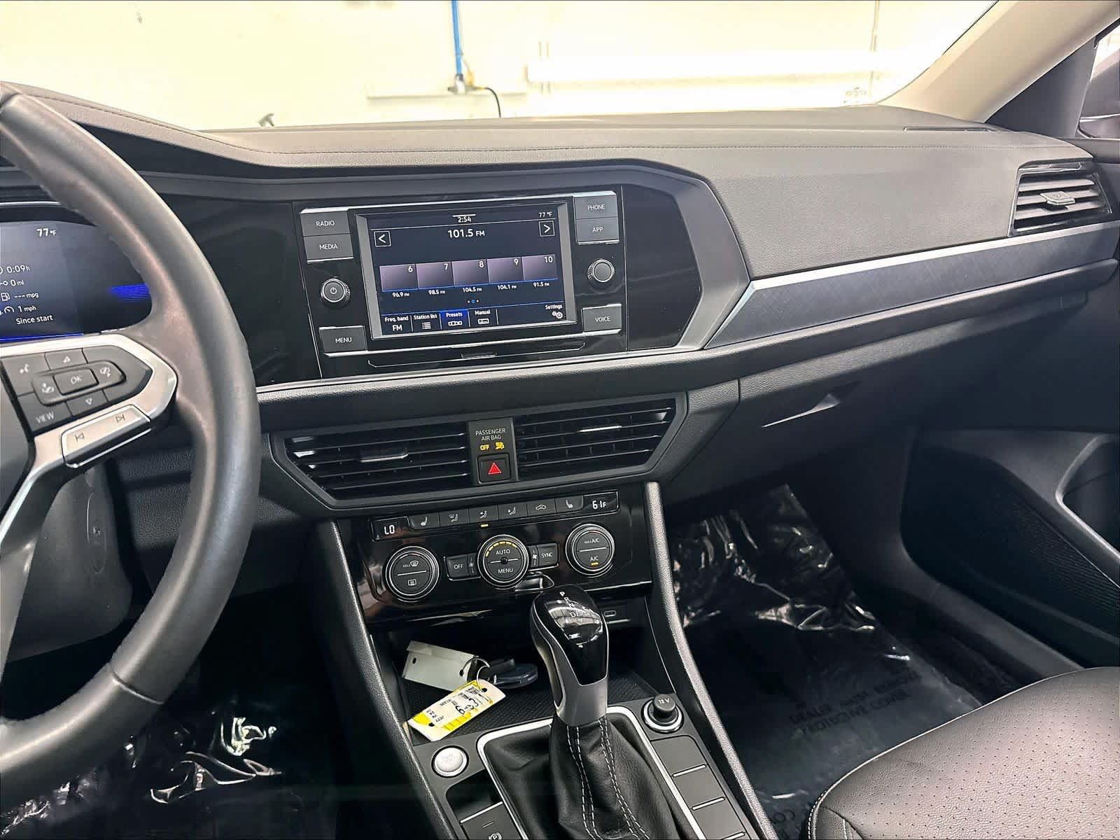 Used 2024 Volkswagen Jetta SE w/ Panoramic Sunroof Package FWD image 12