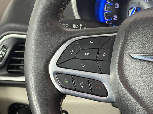 Used 2024 Chrysler Pacifica Touring-L FWD image 15