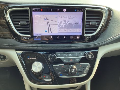 Used 2024 Chrysler Pacifica Limited FWD image 21