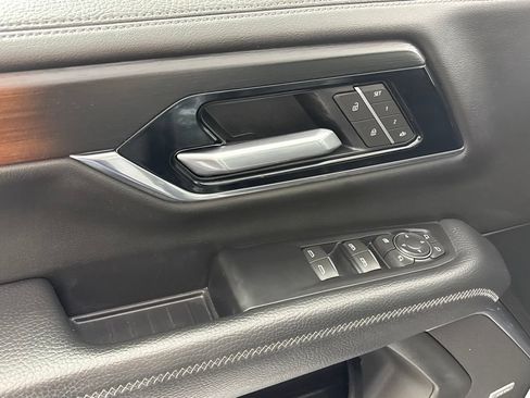 Used 2025 GMC Yukon XL Denali AWD/4WD image 33
