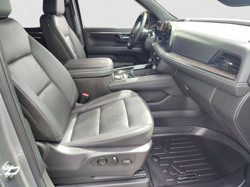 Used 2025 Chevrolet Suburban Z71 AWD/4WD image 19