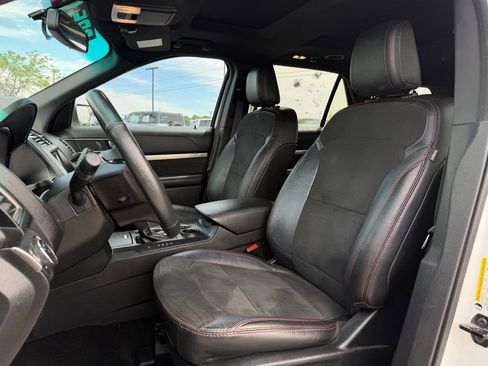 Used 2018 Ford Explorer XLT w/ Equipment Group 202A FWD image 10