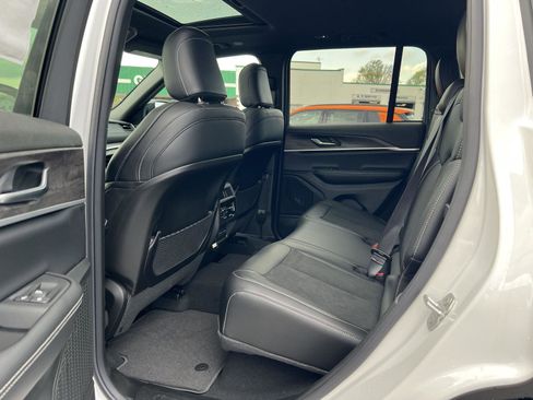 New 2026 Jeep Grand Cherokee Altitude AWD/4WD image 36