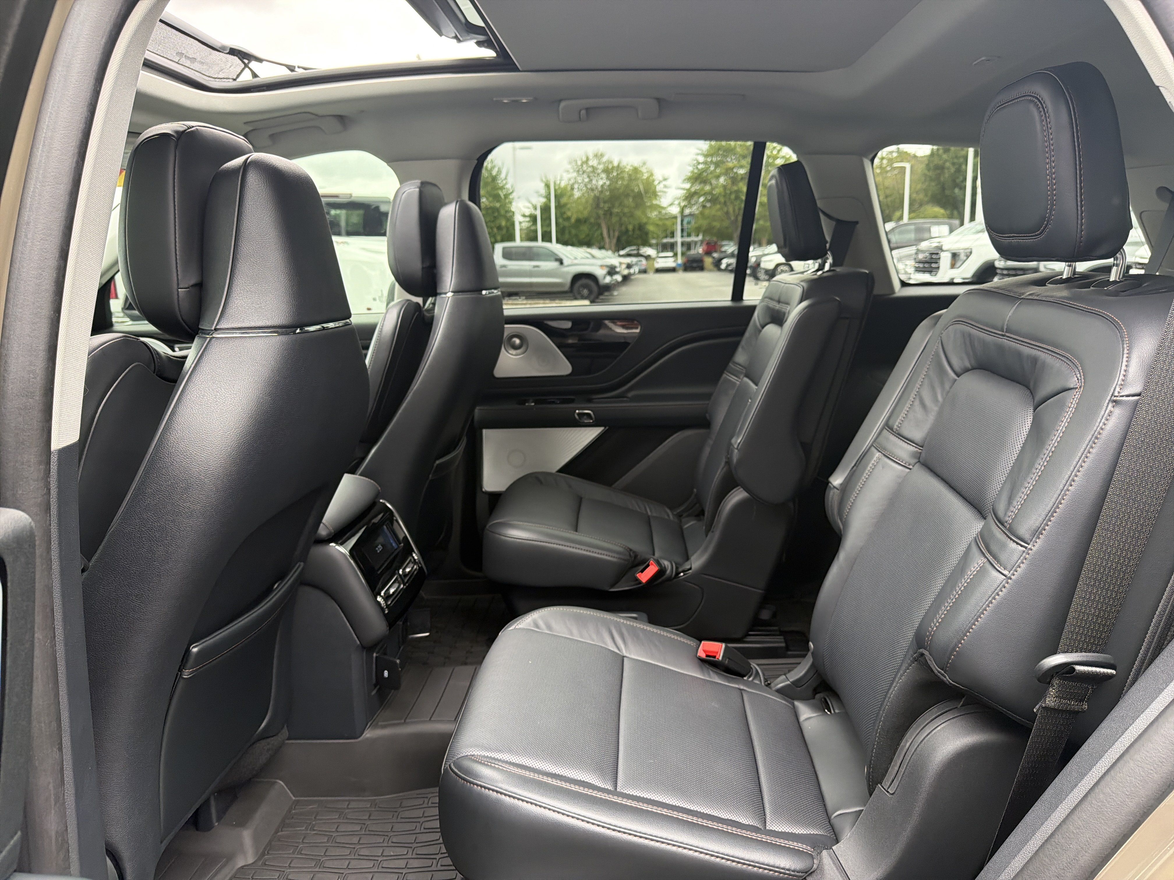 Used 2025 Lincoln Aviator Reserve w/ Equipment Group 201A AWD/4WD image 32