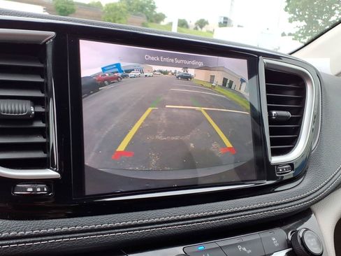 Used 2023 Chrysler Pacifica Touring-L FWD image 13
