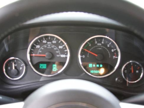 Used 2015 Jeep Wrangler Unlimited Sahara AWD/4WD image 32