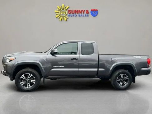 Used 2017 Toyota Tacoma TRD Sport image 5