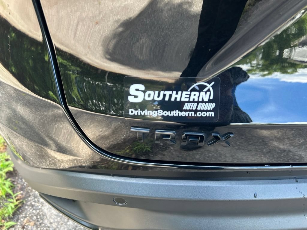 Used 2024 Chevrolet Trax RS w/ Sunroof Package FWD image 11