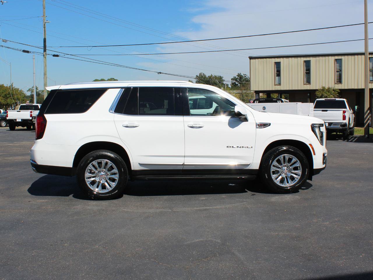 Used 2025 GMC Yukon Denali RWD image 3