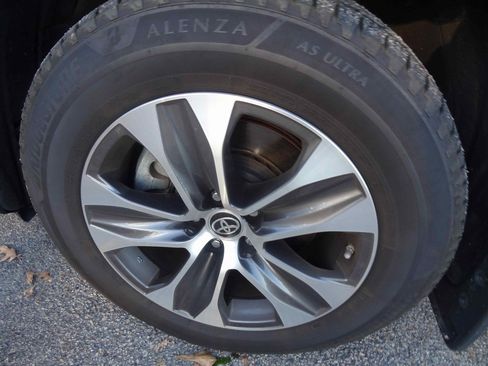 Used 2023 Toyota Highlander XLE image 13