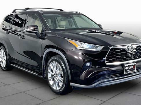 Used 2020 Toyota Highlander Limited FWD image 3
