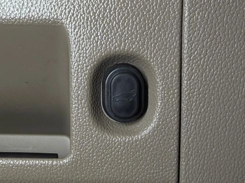 Used 2015 Chevrolet Suburban LT RWD image 17