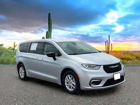 Used 2024 Chrysler Pacifica Touring-L FWD image 7