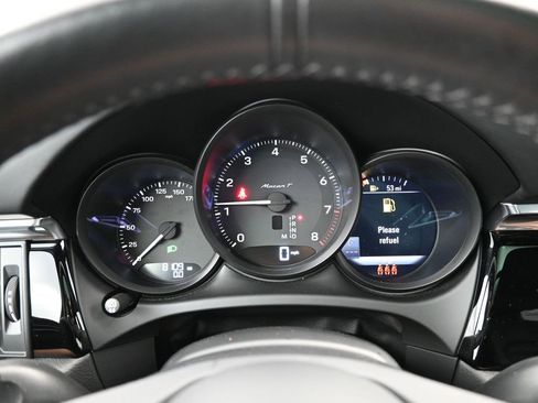 Used 2025 Porsche Macan image 7