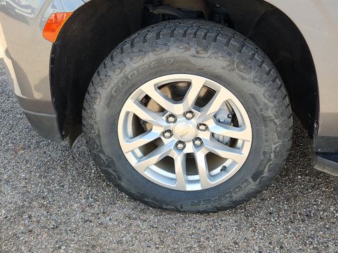 Used 2022 Chevrolet Suburban LT image 7