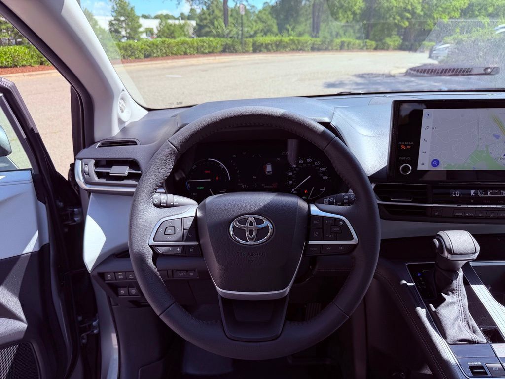 Used 2026 Toyota Sienna XLE FWD image 22