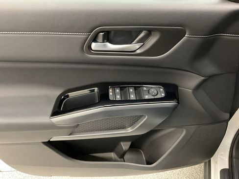 Used 2024 Nissan Pathfinder SL image 11