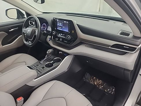 Used 2022 Toyota Highlander XLE image 14