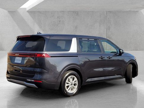 Used 2024 Kia Carnival LX image 4