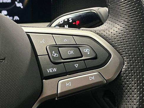 Used 2025 Volkswagen Tiguan SE R-Line image 26