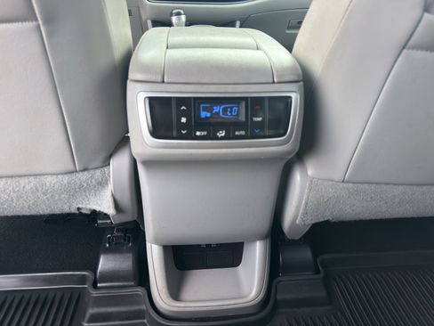 Used 2019 Toyota Highlander Plus AWD/4WD image 31