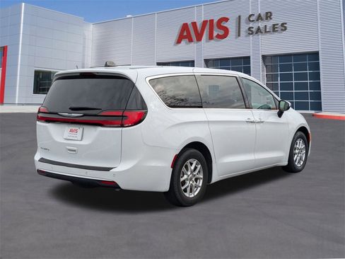 Used 2023 Chrysler Pacifica Touring image 7