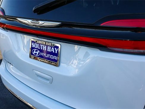 Used 2022 Chrysler Pacifica Touring-L image 7