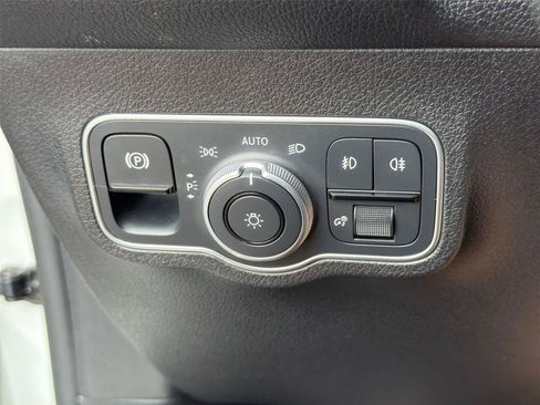 Used 2022 Mercedes-Benz GLB 250 image 39