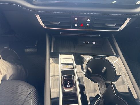 Used 2025 Volkswagen Atlas Cross Sport SE image 18