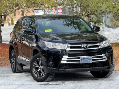 Used 2018 Toyota Highlander LE image 1