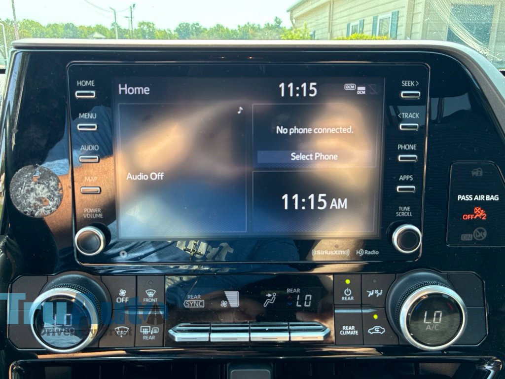 Used 2021 Toyota Highlander LE FWD image 32