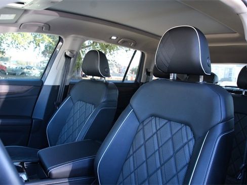 Certified 2025 Volkswagen Atlas SEL Premium R-Line image 12