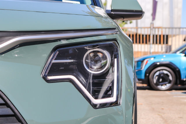 Certified 2025 Kia Niro EX FWD image 5