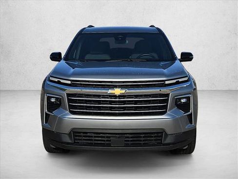 Used 2024 Chevrolet Traverse LT FWD image 2