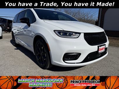 New 2026 Chrysler Pacifica Select w/ S Appearance Package