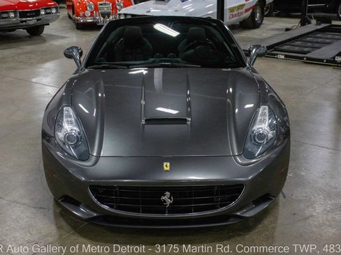 Used 2010 Ferrari California RWD image 12