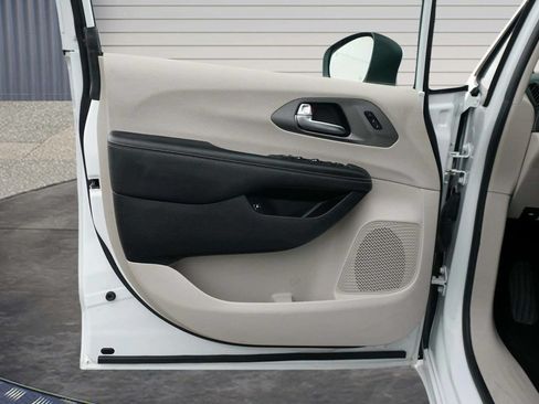 Used 2023 Chrysler Pacifica Touring-L FWD image 15