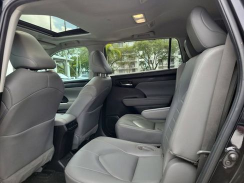 Used 2024 Toyota Highlander XLE image 8