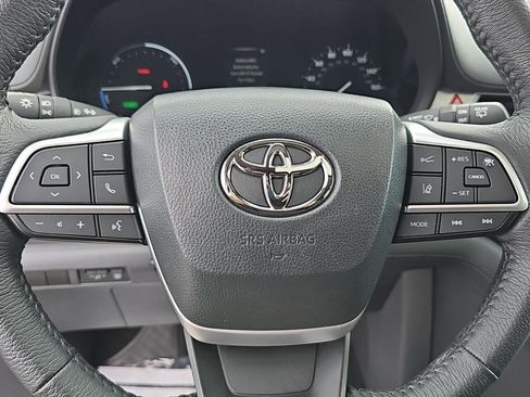 Used 2023 Toyota Sienna XLE image 19